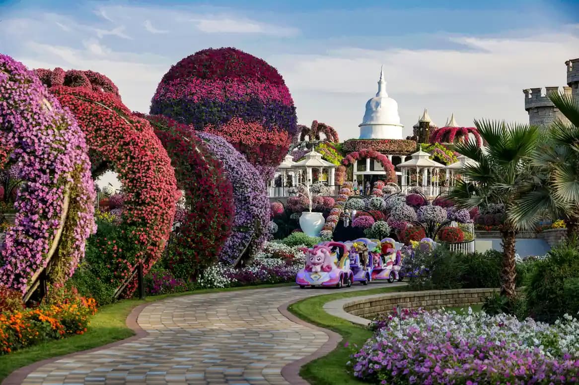 Family Guide to Dubai Miracle Garden: Nature, Fun & Relaxation for All Ages