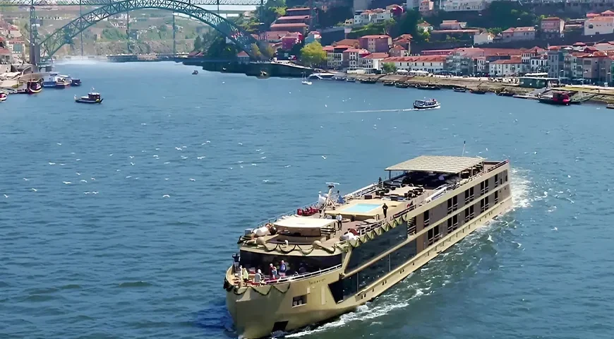 AmaReina by AmaWaterways